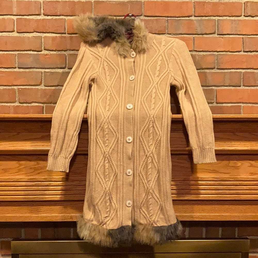 EUC sz M 7/8 Children’s Place tan hooded knee length sweater w fur trim